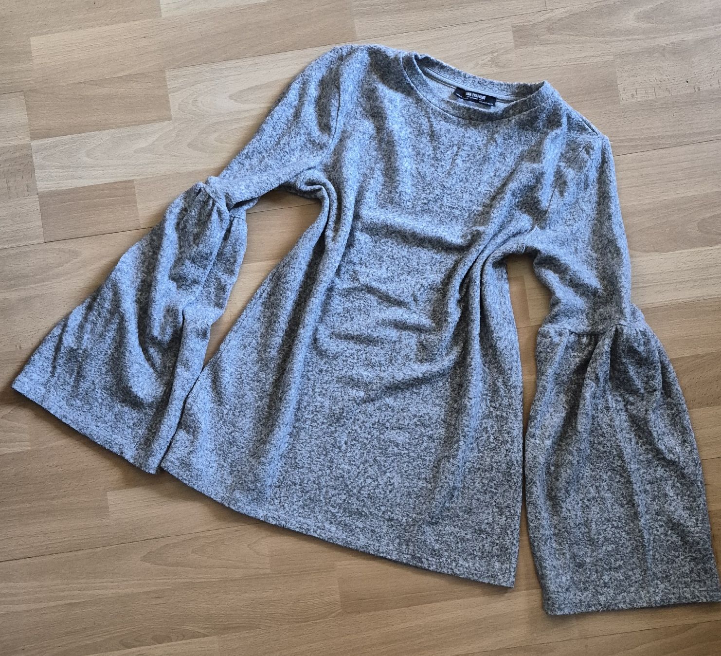 Zara Maglioni & Felpe: Zara leichter grauer Pullover mit Trompeten Ärmel Gr. S – Usato da Naters venduto da Monika-K