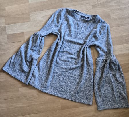 Zara leichter grauer Pullover mit Trompeten Ärmel Gr. S