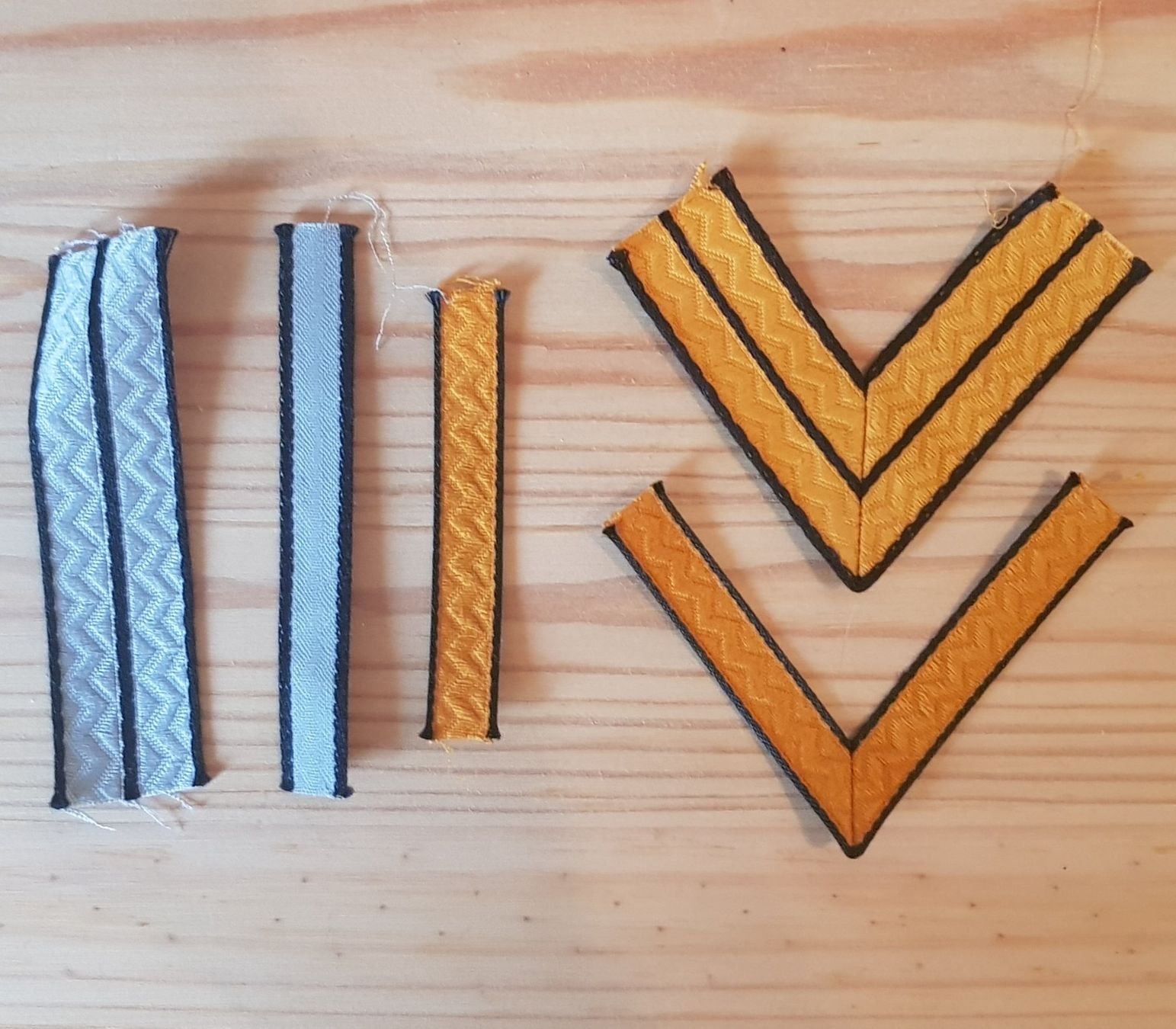 Schweizer Armee Placchette & Badge: Gradabzeichen Schweizer Armee – Usato da Bern venduto da Collins2