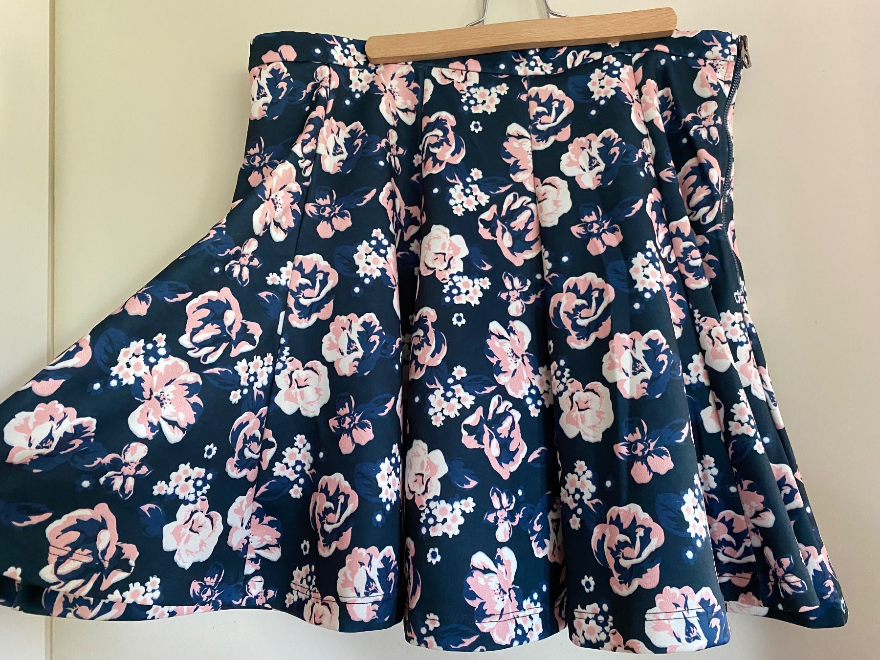 Superdry Gonne: Superdry Rock mit Blumen – Usato da Hünenberg venduto da a.u.849 1