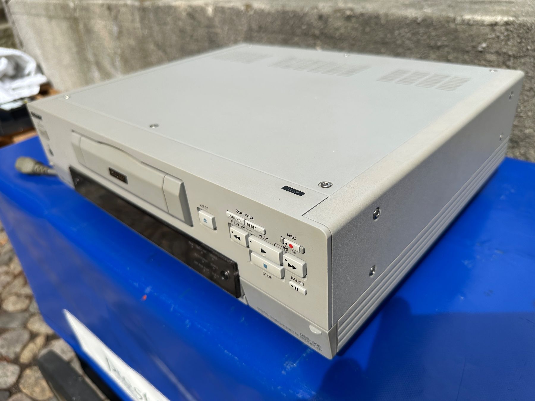Sony Aufnahmegeräte: Sony DSR-30P digital Videcassette Recorder – Gebraucht aus Zürich von atlantis77 7