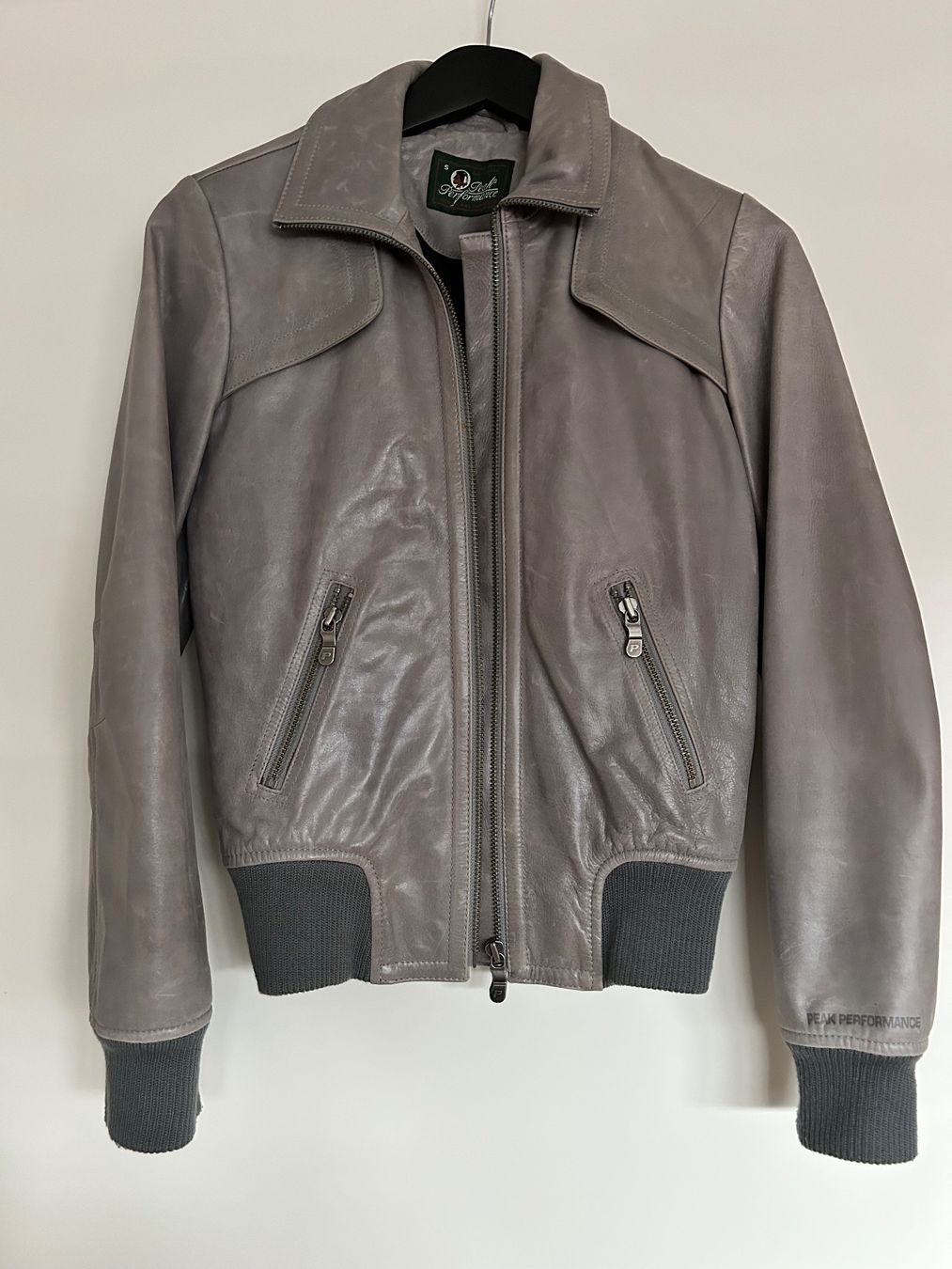 Peak Performance Vestes: Lederjacke Damen, grau, Peak Performance, Grösse S – D'occasion à Pfäffikon ZH par Schooorsch