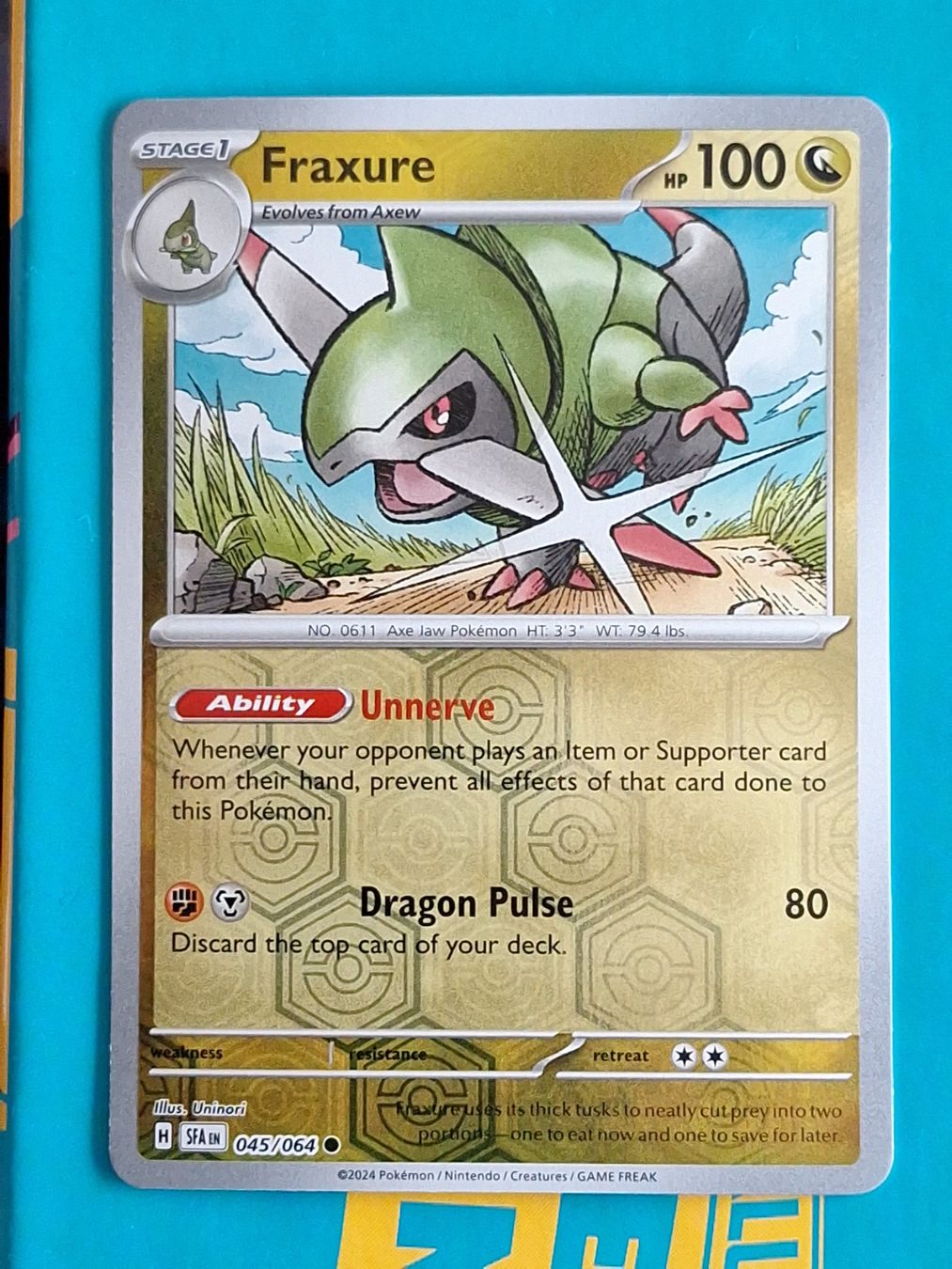 Pokémon Carte collezionabili: Fraxure - Reverse Holo - Pokemon Shrouded Fable – Usato da Altstätten SG venduto da GGsGameshop