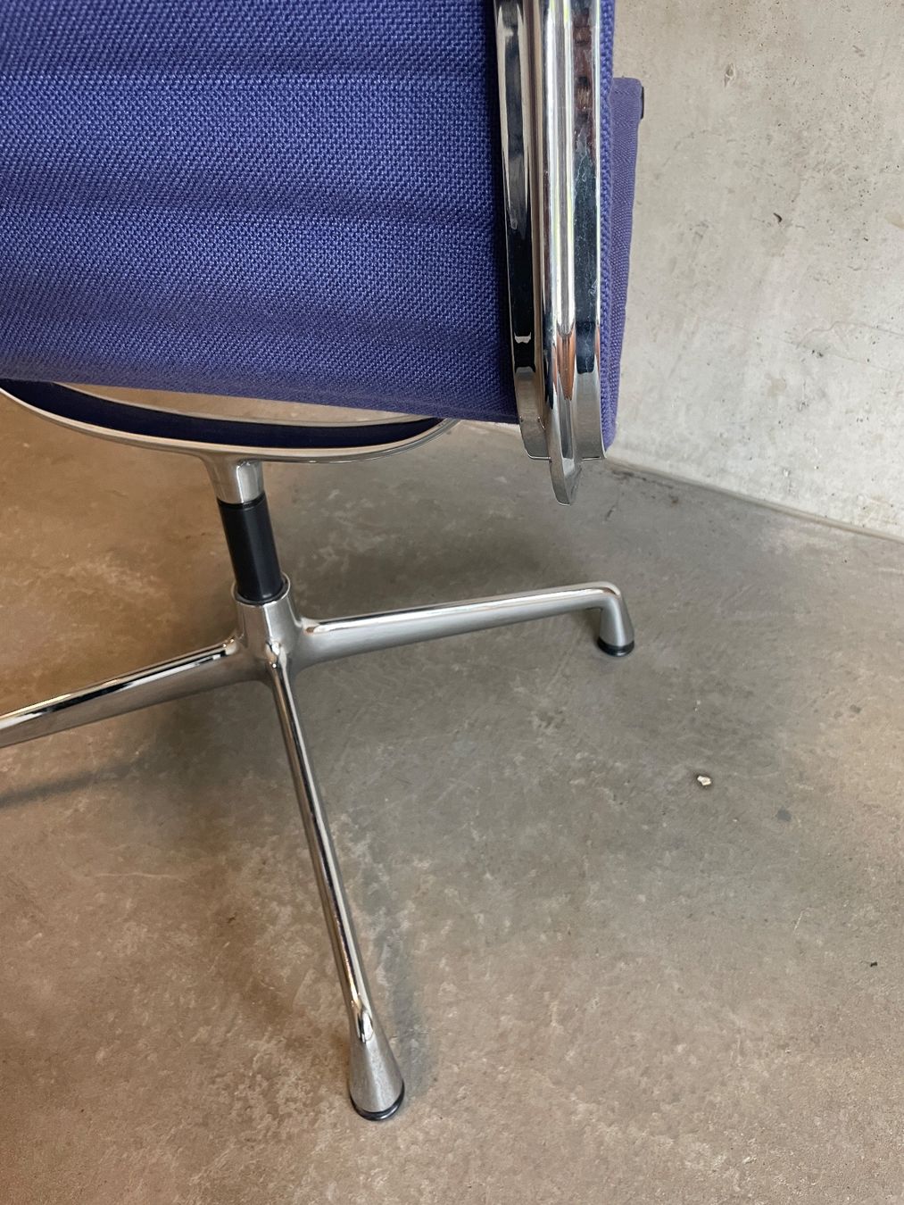 Sedie: Eames Aluchair  EA 105 blau – Usato da Zürich venduto da starch.studio 4