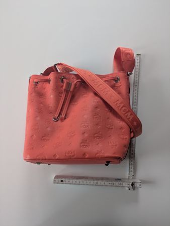 MCM Tasche in Koralle – Perfekt für den Sommer! 