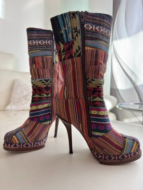 Scarpe da donna: Bunte Patchwork-Stiefel Gr. 38 Boho-Style Sommer - Herbst – Usato da Niederhasli venduto da Arena15