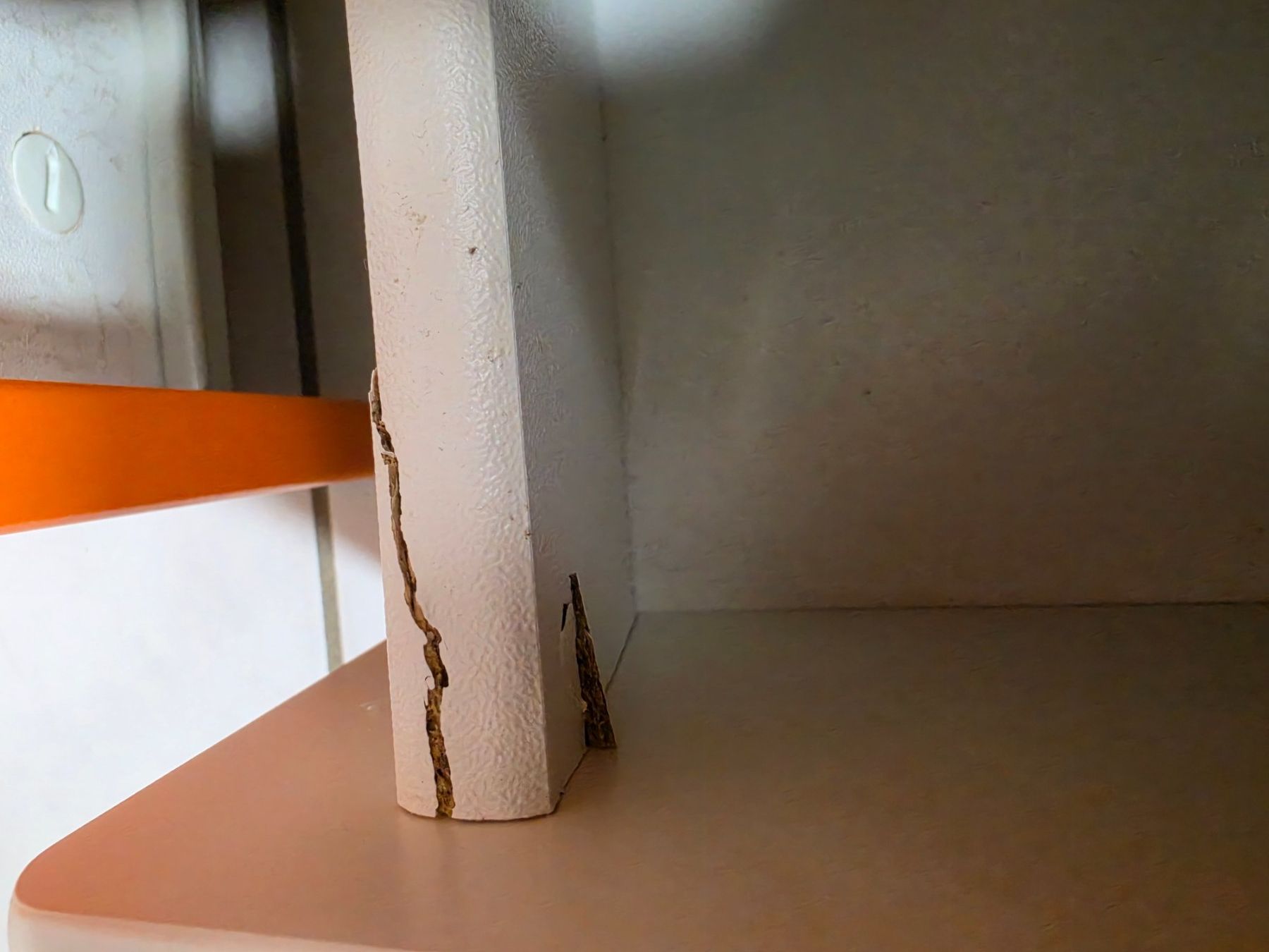 Ikea Armadi: Kleiderschrank orange weiss mit Schubladen – Usato da Zürich venduto da Secondhand_Oerlikon 1