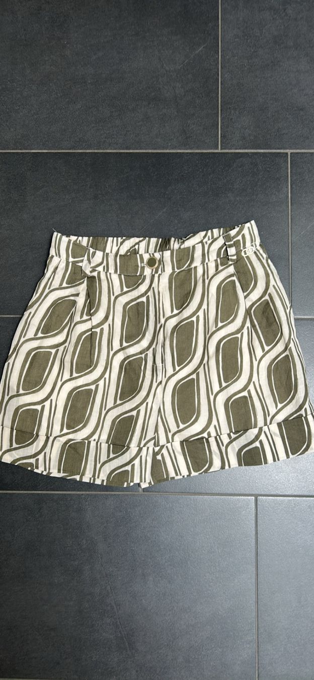 Liu Jo Pantaloni: Sommerliche Liu Jo Shorts mit Muster – Usato da Schwarzenbach SG venduto da spa_28pd