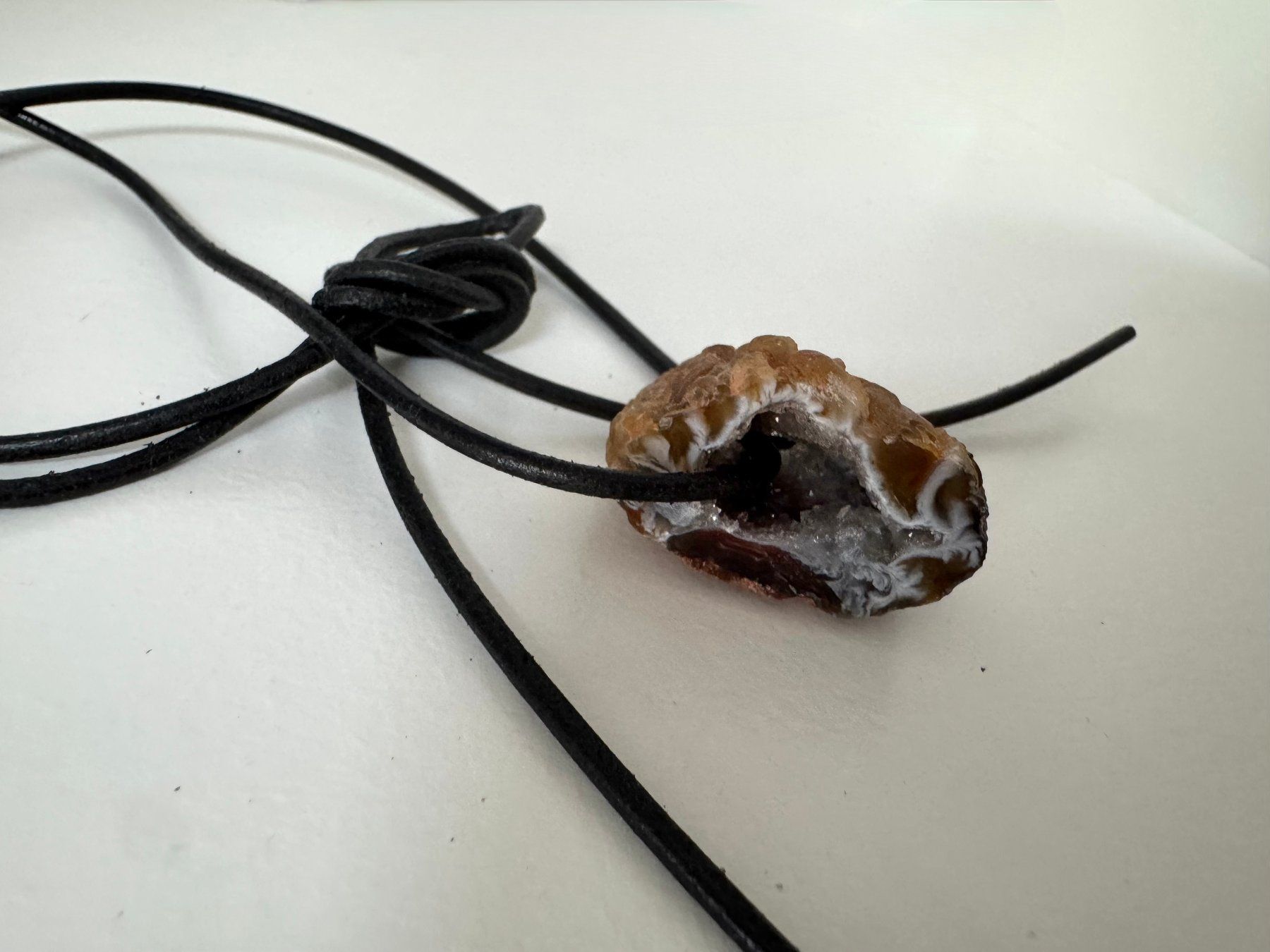 Edelsteine: Nuss-Geode an Lederkordel – Neu (gemäss Beschreibung) aus Biberist von tl-schmuck 1