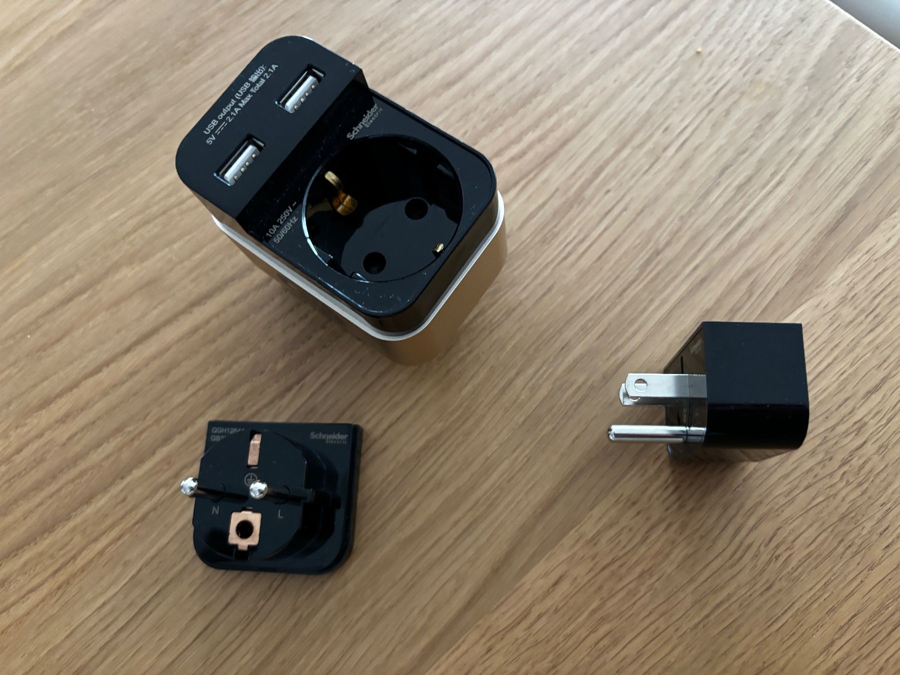 Unità & Adattatore: Reisesteckeradapter Schneider Electric mit USB – Nuovo (secondo la descrizione) da Herrliberg venduto da Tcardo 2