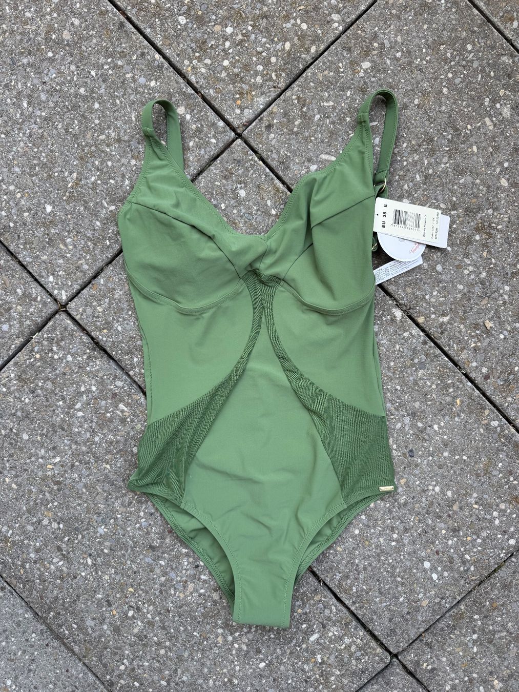 Triumph Costumi da bagno & Bikini: Badeanzug Triumph grün Gr. 38 E neu mit Etikett – Usato da Zürich venduto da Antonella2