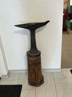 Amboss mit Holzsockel und Hammer, Schmiedewerkzeug, Vintage