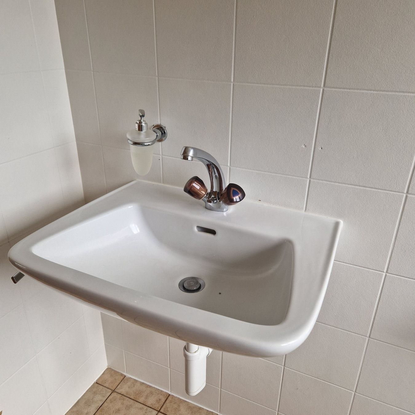 Lavabi & lavandini: Weisses Lavabo mit Armatur – Usato da Untereggen venduto da man_w8wc 1