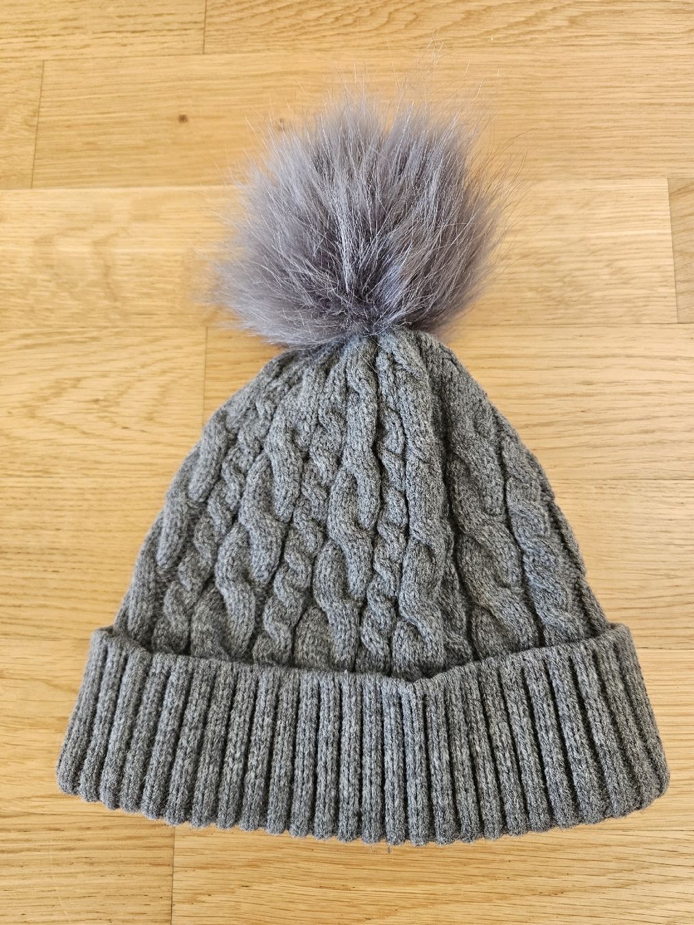 Guess Copricapi, berretti & cappellini: Bonnet Guess gris avec pompon, neuf – Nuovo e nell'imballaggio originale da Morges venduto da Mlle_Croft_91 1