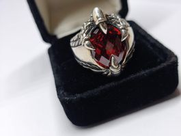 TM soulfetish Ring mit rotem Stein und Adlerkralle ca. Gr 66