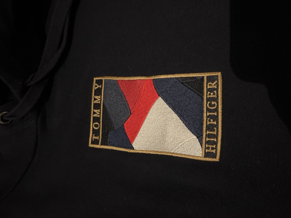Tommy Hilfiger Pullover & Sweatshirts: Tommy Hilfiger Kapuzenpullover dunkelblau – Gebraucht aus Olten von isaschmid11 1