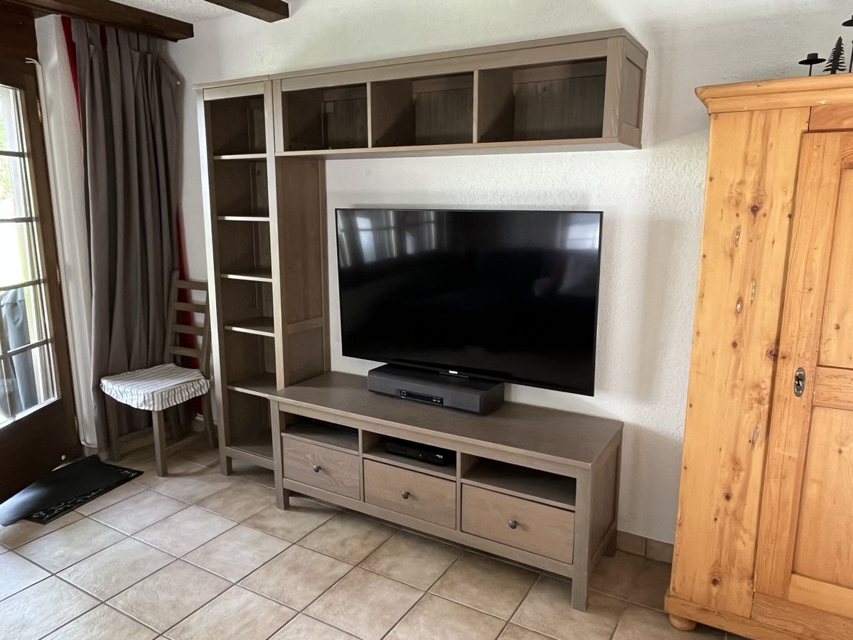 Mobili TV: TV-Möbel mit Regal (in Grächen) – Usato da Oberrohrdorf venduto da steffistamm 1
