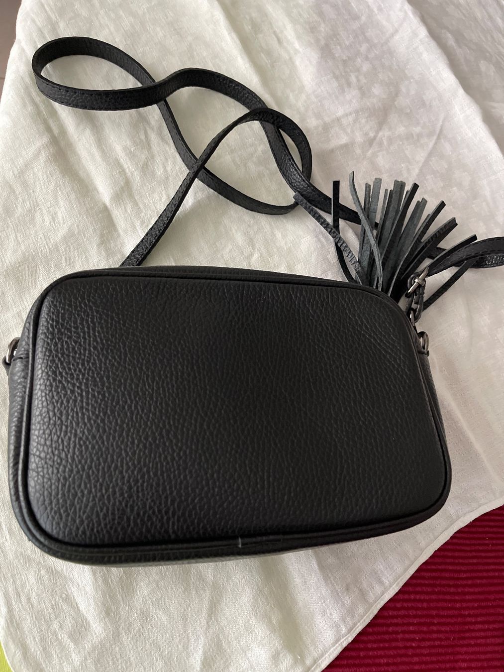 Taschen für Damen: Umhängetasche Leder Felloptik schwarz – Gebraucht aus Gutenswil von yneB1943 1