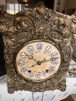 Comtoise Wanduhr mit Datum und Alabasterzifferblatt