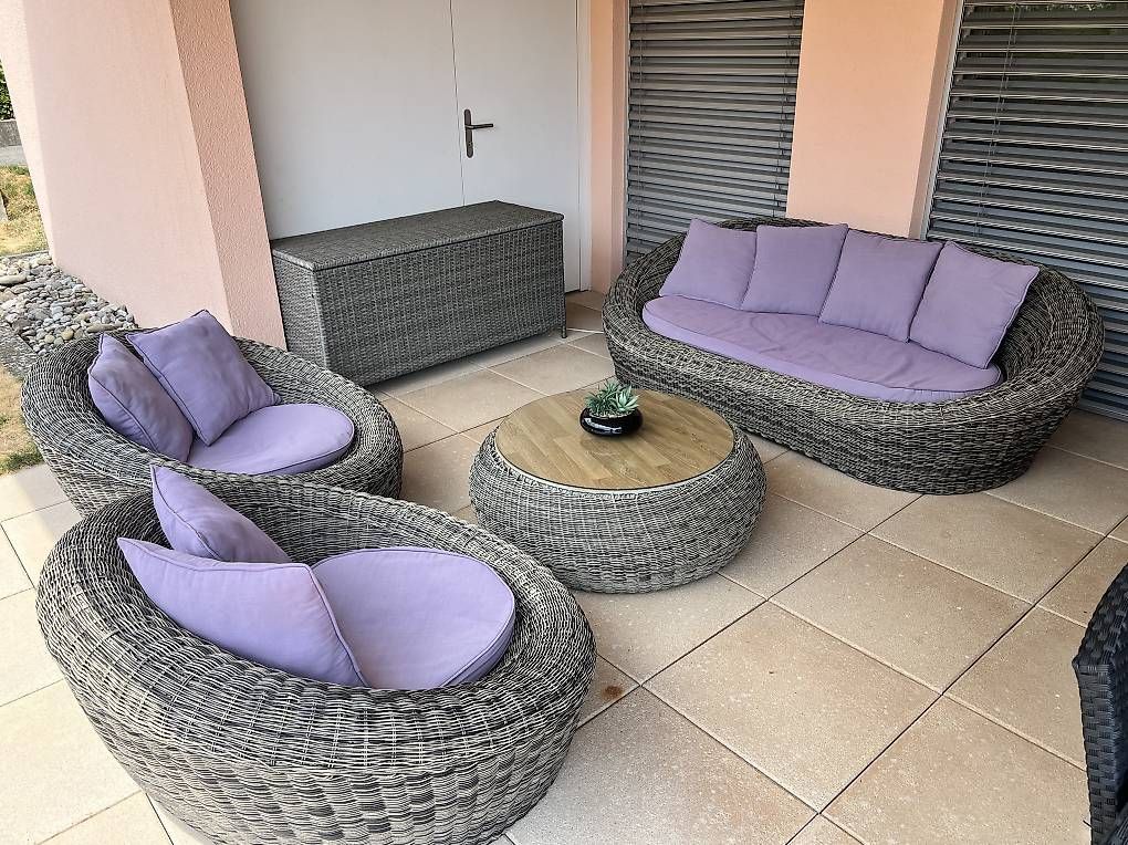 Set di tavolo e panche: Gartenmöbel Rattan  – Usato da Bettlach venduto da Swiss-2016