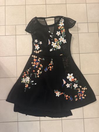 Guess Kleid schwarz mit Blumenmuster Grösse 36 neuwertig