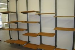 Großes professionelles Wand-Kleider-Regalsystem-45 Stangen