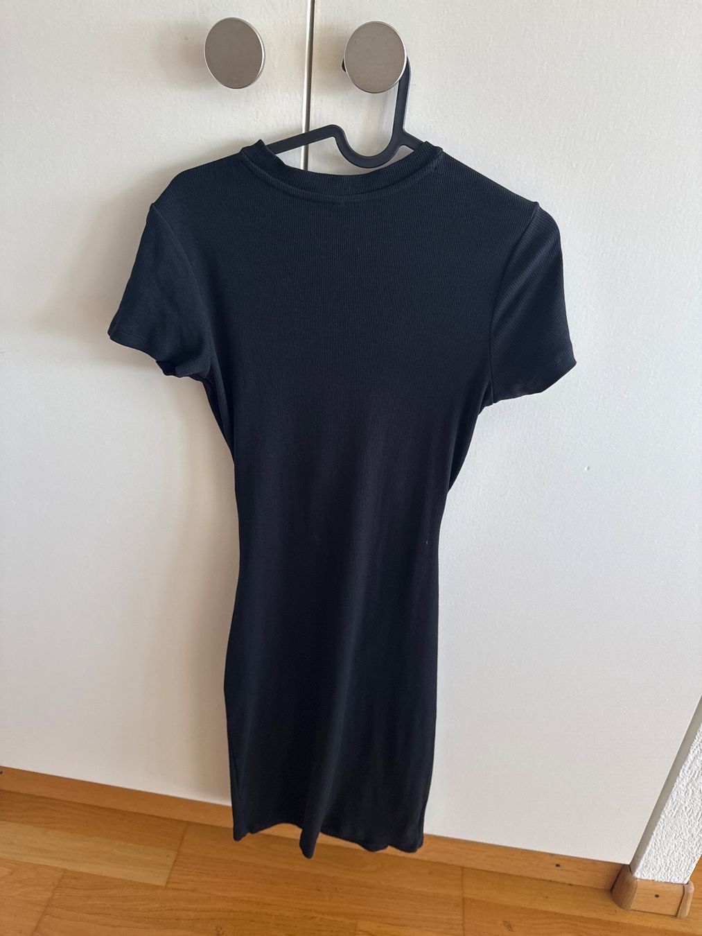 Kleider: Kleid mit offenem Bauch Only Gr. m – Gebraucht aus Pfäffikon SZ von Melanie335 3
