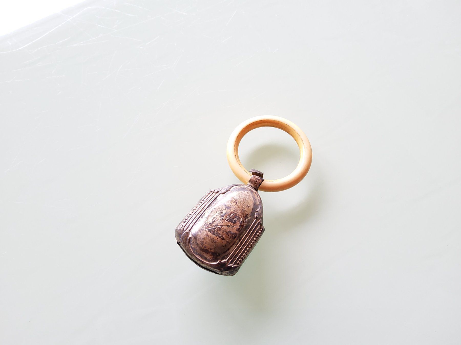 Spielzeuge: Ancien hochet de bébé gravé  – Gebraucht aus Malleray von Broc-Mo