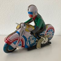 Blech Motorrad mit Aufzugtechnik
