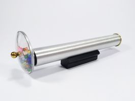 Kaleidoskop aus Aluminium und mit Steinen befülltem Glasrad