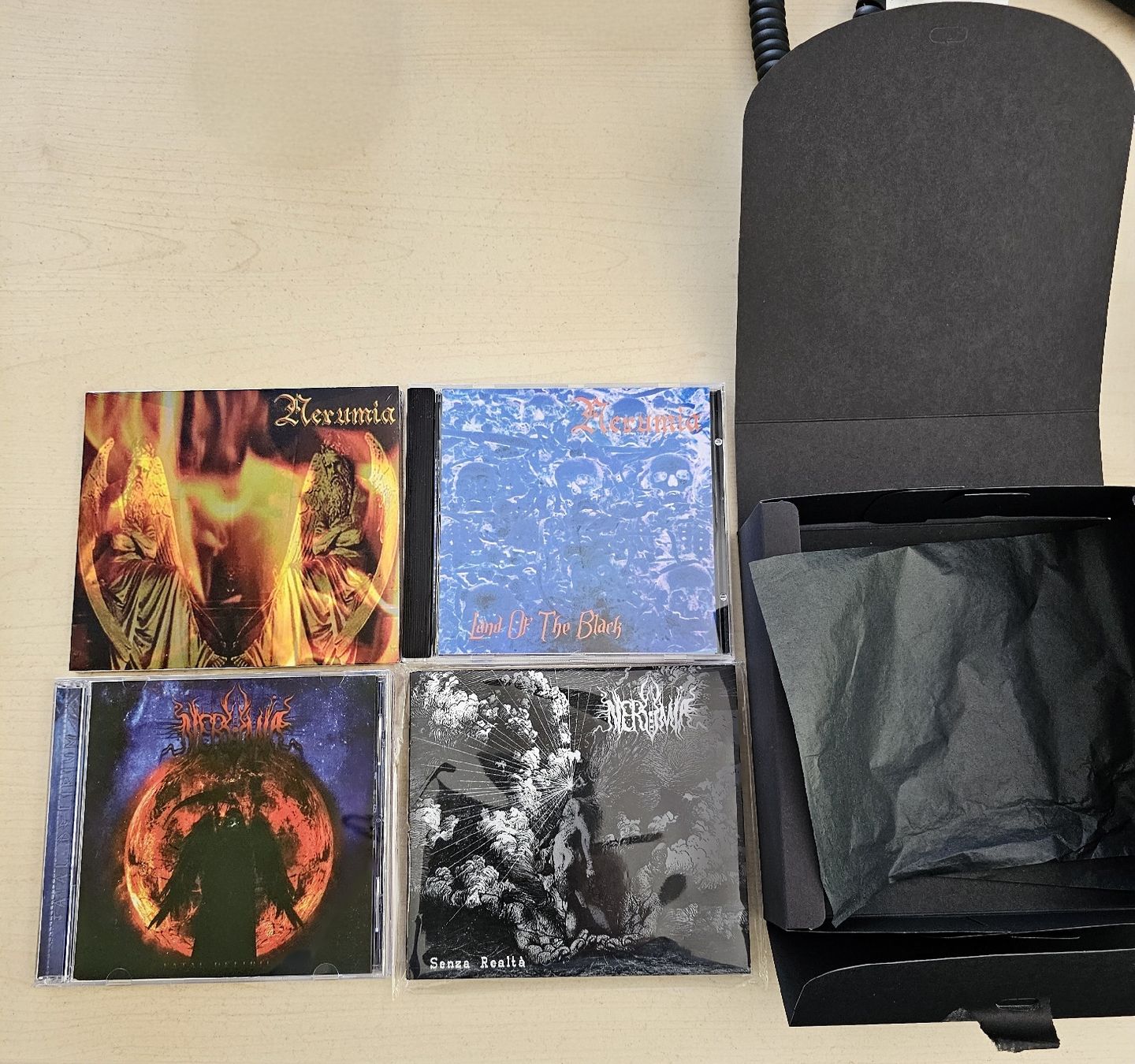 CD: Coffret Nerumia full discography édition Limitée! – Nuovo e nell'imballaggio originale da Mont-sur-Lausanne venduto da Scualscual 1