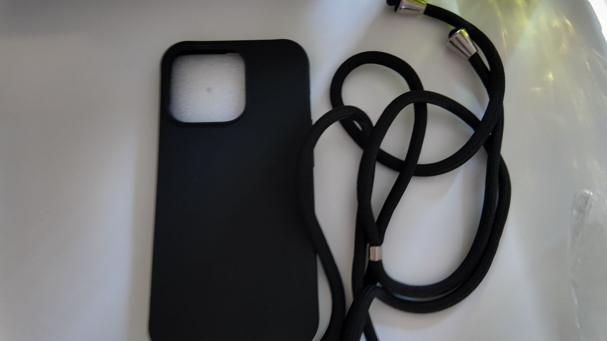Covers & Schutzfolien: Coque d’iPhone 13 Pro noire solide avec cordon – Neu und originalverpackt aus Denges von val_j8w7