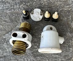 Porzellan Lampen Fassungen mit integrierter Steckdose  1920