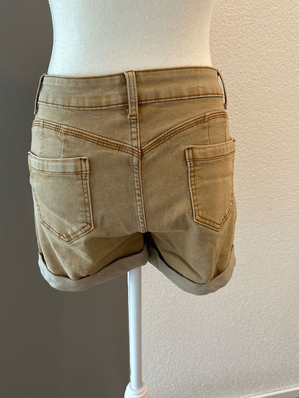 Pantaloni: Damen Jeans Shorts hellbraun Grösse M – Usato da Brunnen venduto da Nala2929 4
