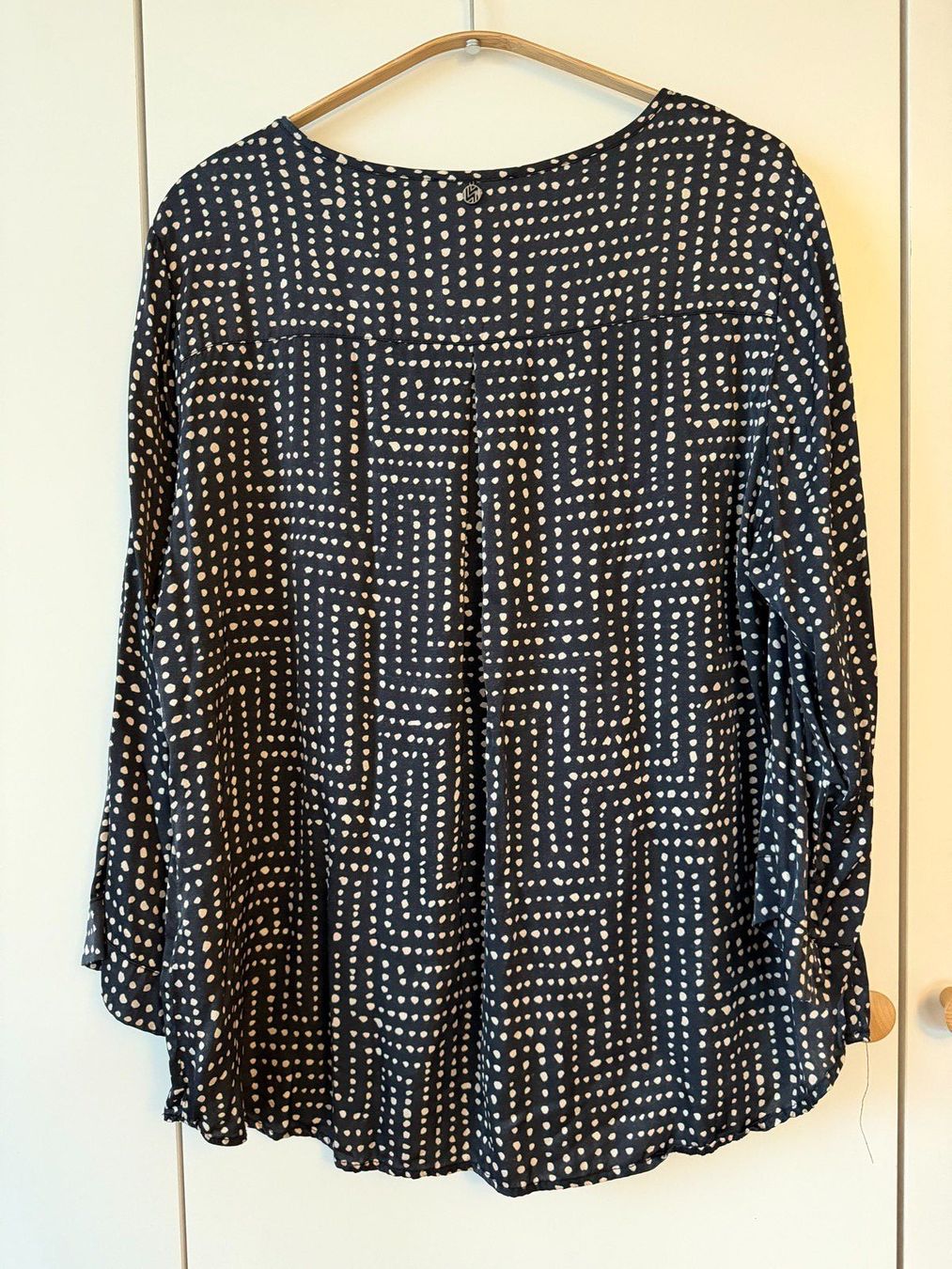 Nile Blusen: NILE Bluse schwarz gemustert, Gr. L – Gebraucht aus Neukirch an der Thur von foundby. 1
