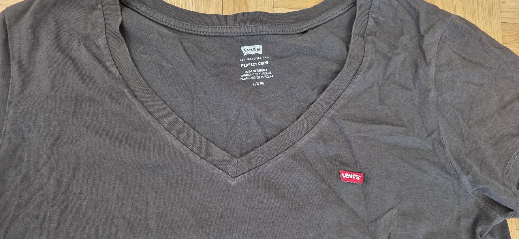 T-shirt: Tshirt Levis noir taille L col V – Usato da Yverdon-les-Bains venduto da van_dq65 2