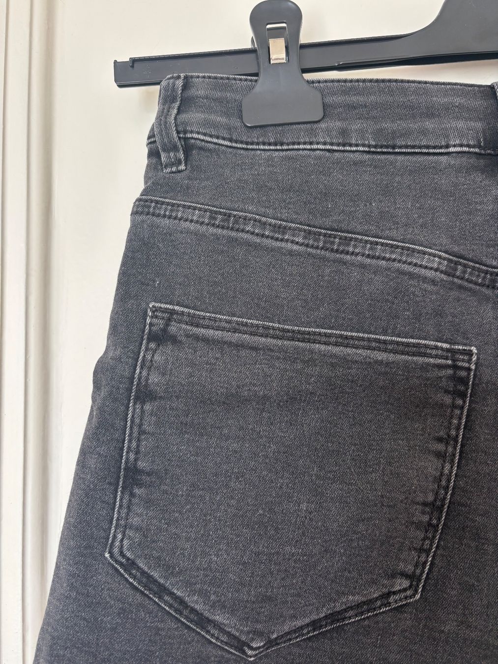 H&M Pantaloni: Mini short noir – Usato da Lausanne venduto da line_2kpd 2