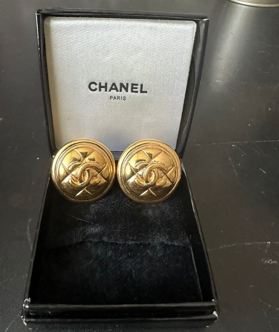 Chanel Orecchini pendenti & Orecchini a lobo: Chanel Vintage Coco Mark CC Clips Ohrringe – Usato da Triesen venduto da atos87 1