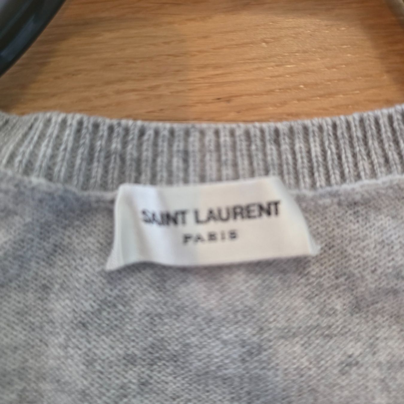 Saint Laurent Maglioni & Felpe: SAINT LAURENT Paris V-Neck Pullover Grau Melange – Nuovo (secondo la descrizione) da Zollikon venduto da Galaxycana 2