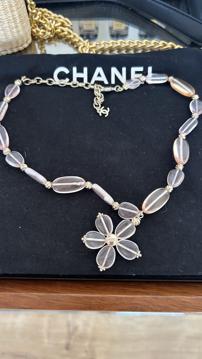 Chanel Catenine: Collier Chanel fleur rose  – Usato da Arzier-Le Muids venduto da kaczuszka