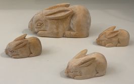 Famille de lapins en bois