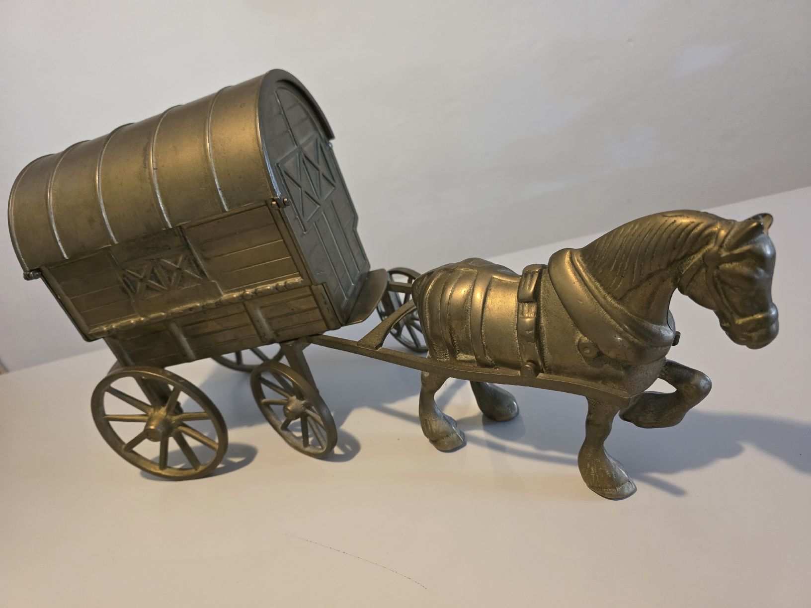 Statuette: grosse Dekorative Messingfigur: Zirkuswagen mit Pferd – Usato da Wigoltingen venduto da Zuckerfee84 1