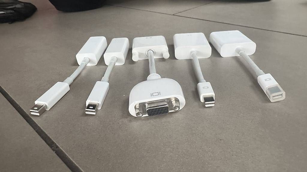Laufwerke & Adapter: 5 originale Apple Adapter VGA DFI Thunderbolt LAN – Gebraucht aus Schwerzenbach von RustyZ 1