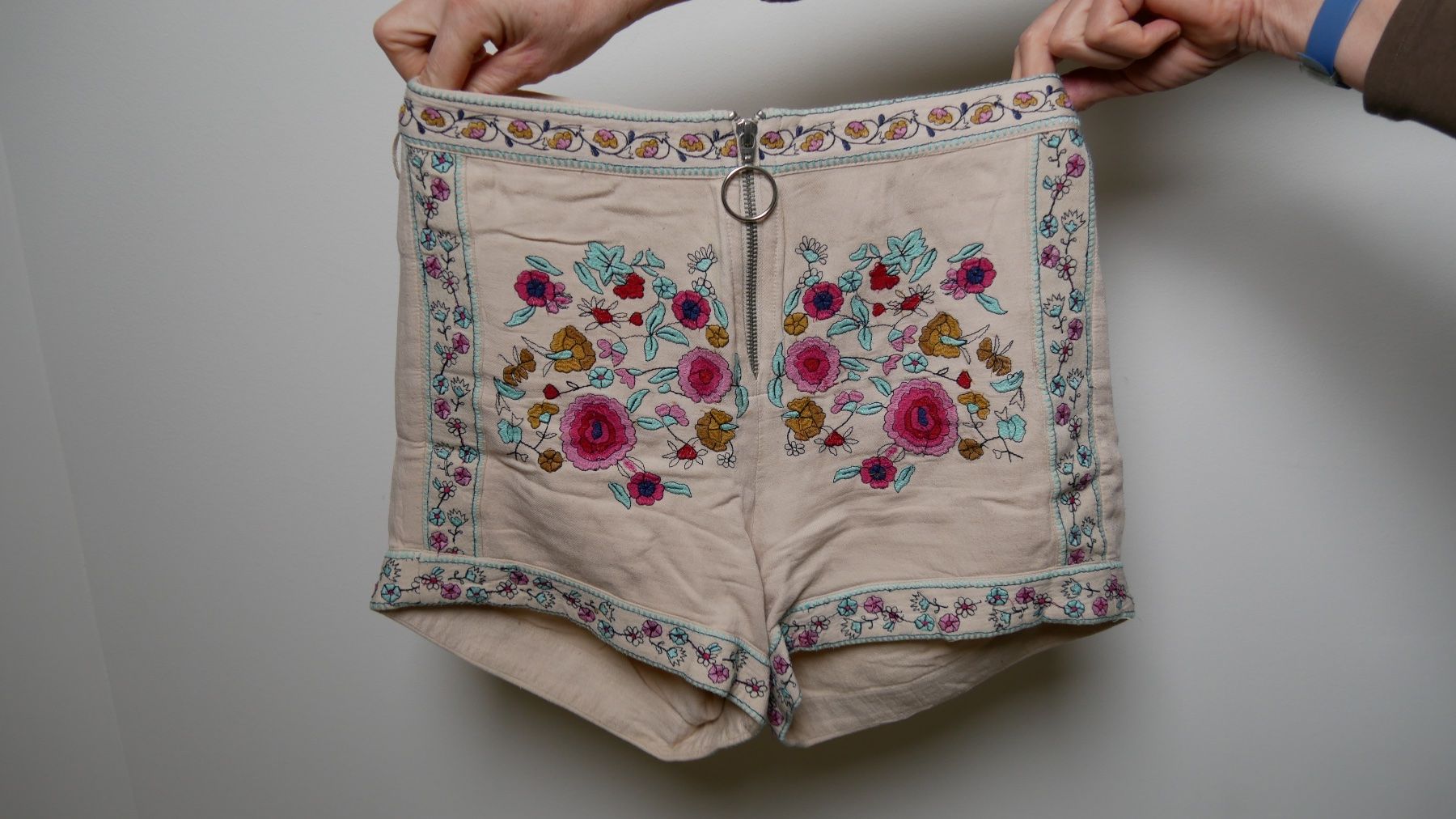 Mango Pantaloni: Mango Shorts kurze Hose Bestickung Stickmuster Blumen – Usato da Zürich venduto da julia_vina