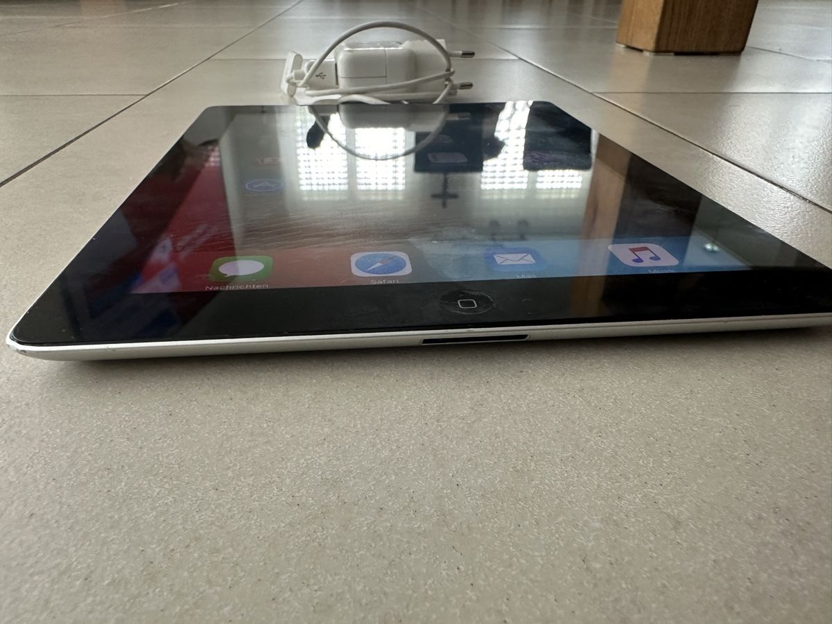 Apple Tablet PC: Apple iPad 2 Generation 32 GB – Usato da Schöftland venduto da lazer04 3