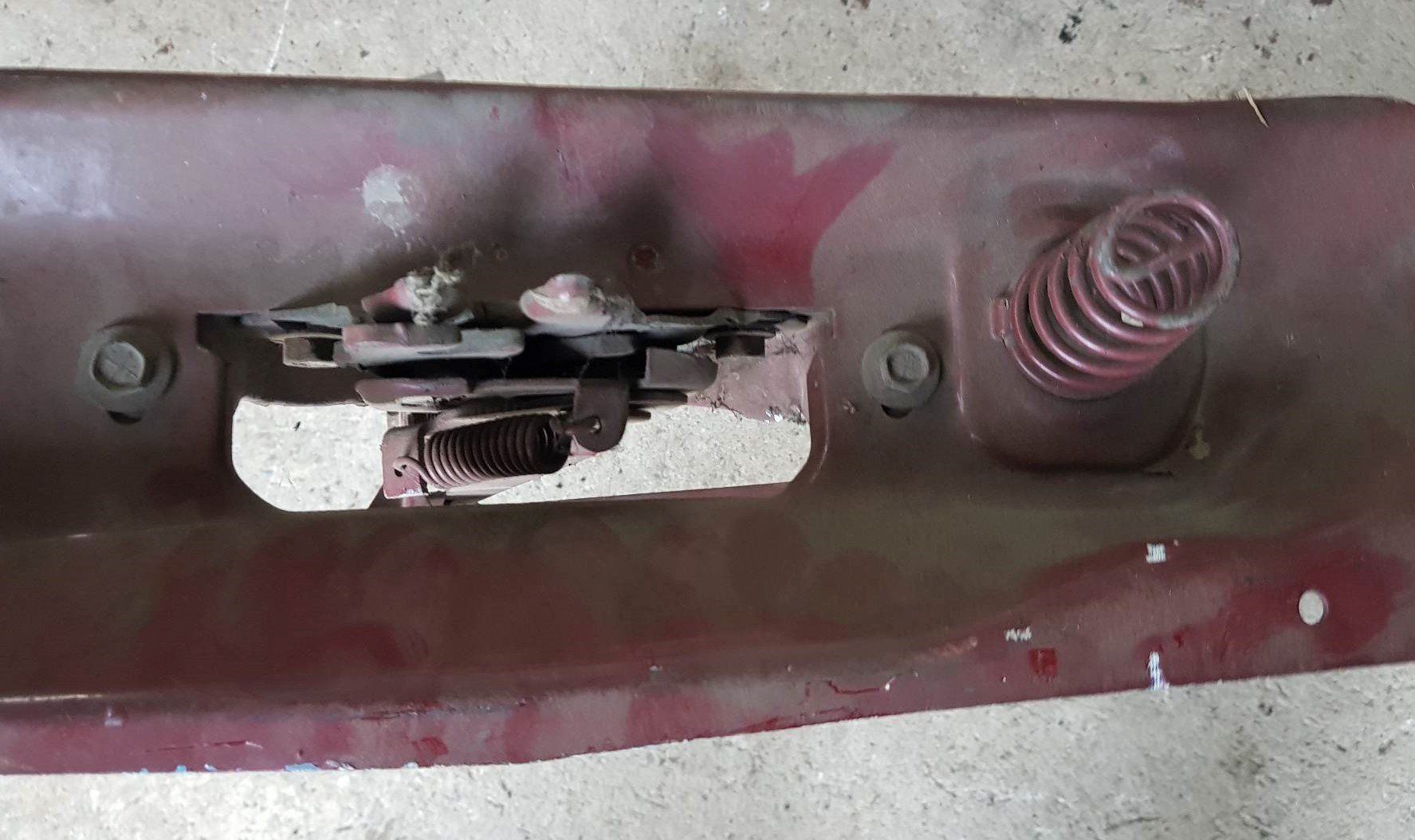 Mopar Tutti pezzi di ricambio auto: Mopar:   Schlossblech mit Frontgitter – Usato da Niedergösgen venduto da usc_8qc6 2