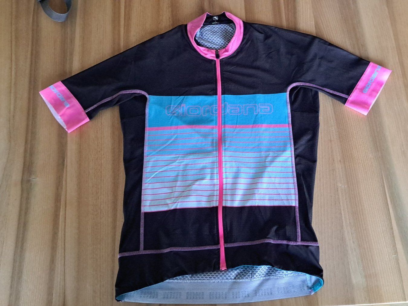 Leibchen & Hosen: Damen Velotrikot – Gebraucht aus Wettswil von Kith