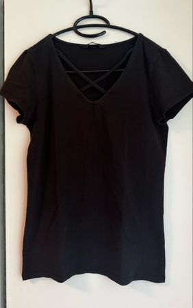 T-Shirt Only schwarz mit Ausschnitt Grösse L gebraucht