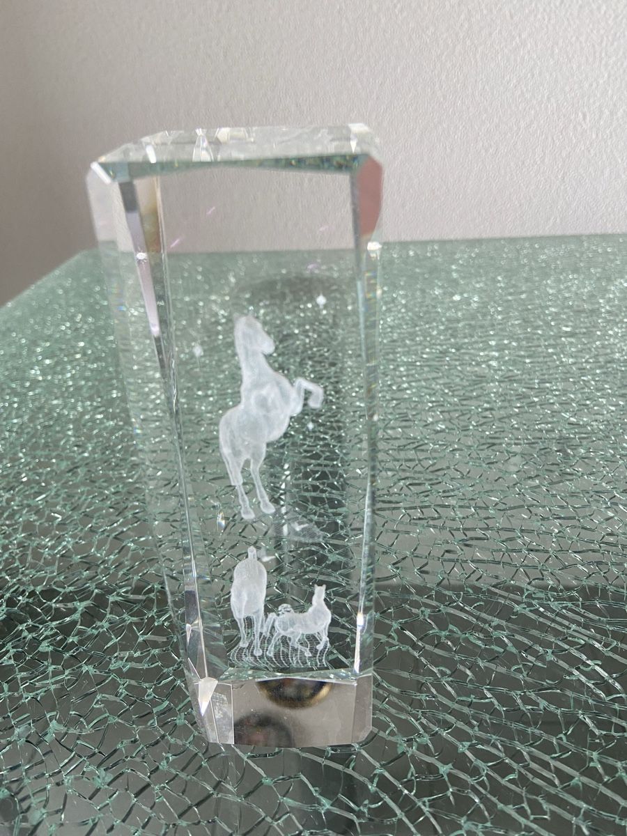 Statuette: Neue grosse Glasfigur mit 3D Pferden – Nuovo (secondo la descrizione) da Oftringen venduto da andrax 1