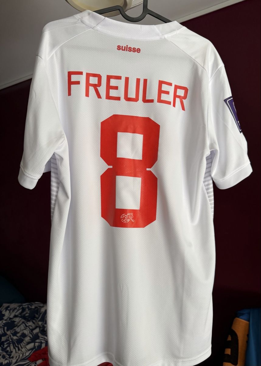 Schweizer Nati Leibchen & Hosen: Maillot de la Suisse 2022 #8 FREULER – Gebraucht aus Cologny von Ayzen 1